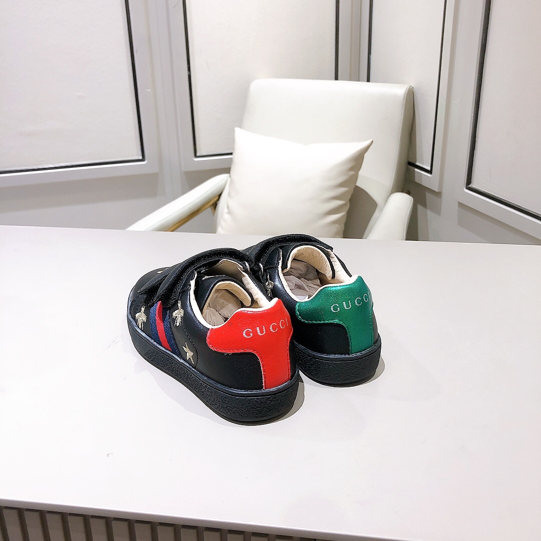 Children's shoes child